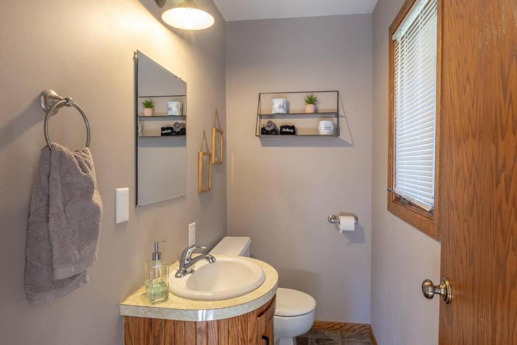 Family Home W/ 2 King, 2 Queen Beds + Game Room Bemidji Ngoại thất bức ảnh