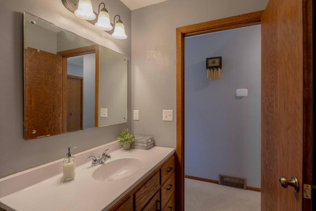 Family Home W/ 2 King, 2 Queen Beds + Game Room Bemidji Ngoại thất bức ảnh